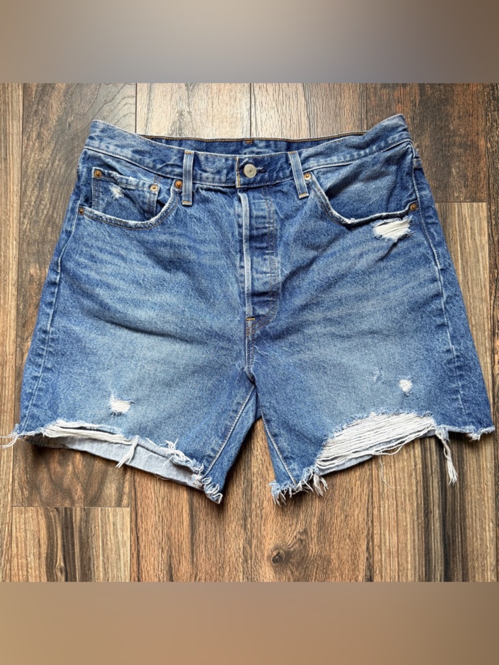 Levi’s 501 women’s cut off denim shorts size 32